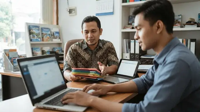 Owner dan staf travel Safar membangun sistem kerja yang rapi sejak bisnis mulai bertumbuh