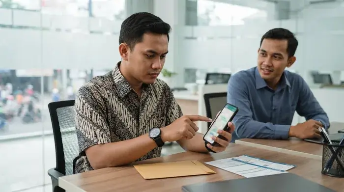 Staff travel mencari dokumen jamaah satu per satu di percakapan WhatsApp