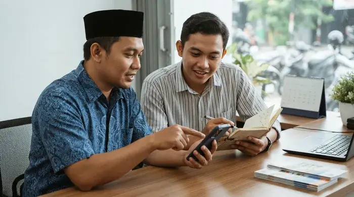 Owner dan sales travel menata informasi calon jamaah di ponsel untuk follow-up yang lebih rapi