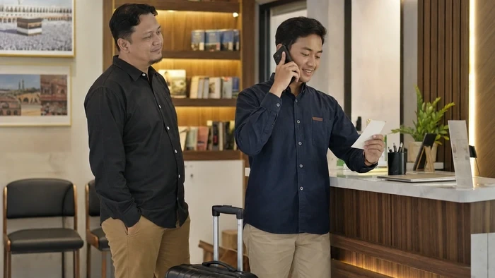 Owner travel memberi ruang kepada staf untuk menangani follow-up jamaah melalui telepon di kantor travel yang rapi