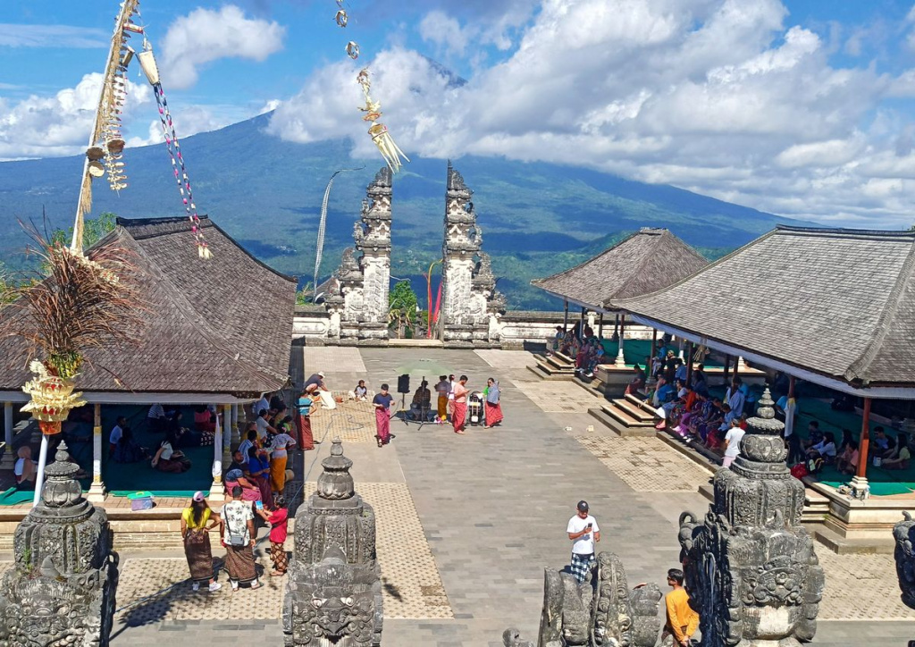 photoshoot activity in lempuyang temple bali
