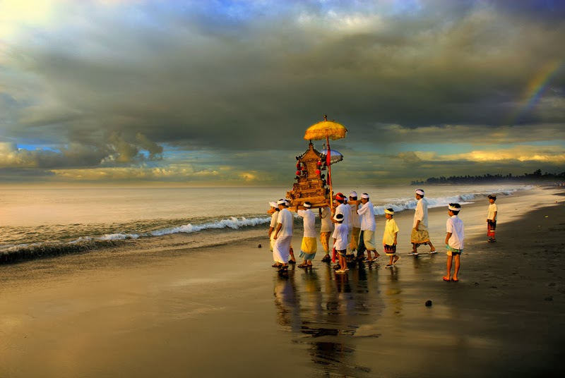 witnessing balinese cultural ceremony melasti