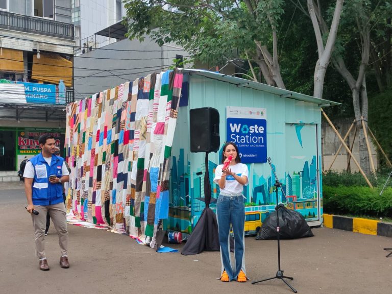 Andine Membagikan Cerita Tentang Membangun Kebiasaan Peduli Lingkungan
