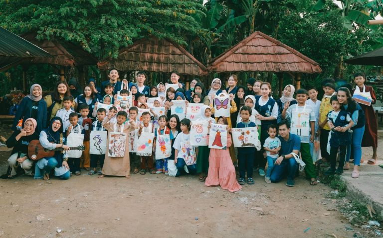 Andien Aisyah Berbagi Di Kampung Pemulung Kebagusan