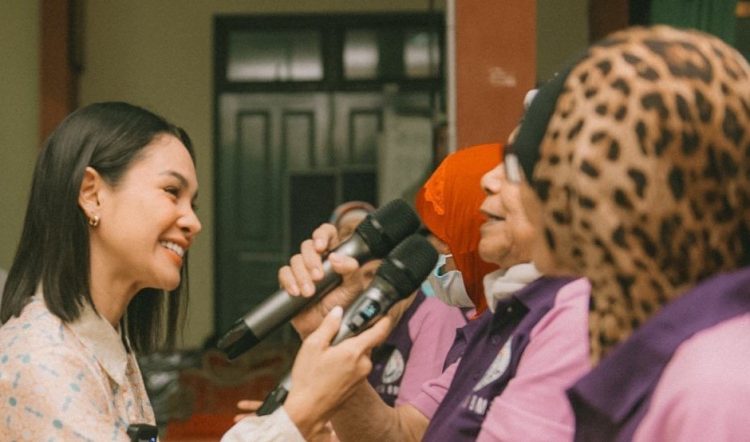 Bulan Ramadan Ke Panti Jompo, Andien Berbagi Ingin Selalu Berbuat Baik