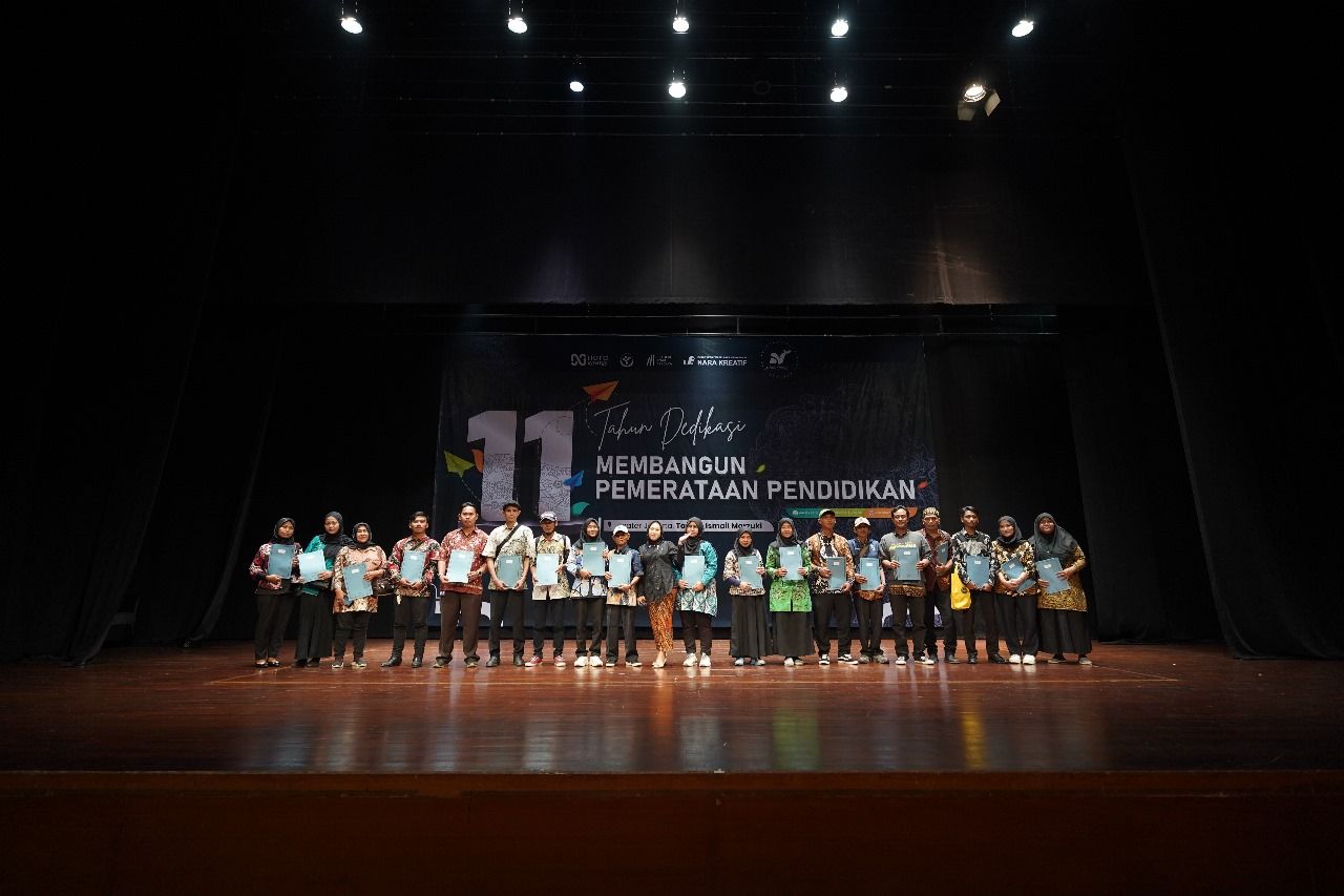 Peserta Didik Nara Kreatif Menerima Ijazah Kelulusan Di Taman Ismail Marzuki, Jakarta Pusat.