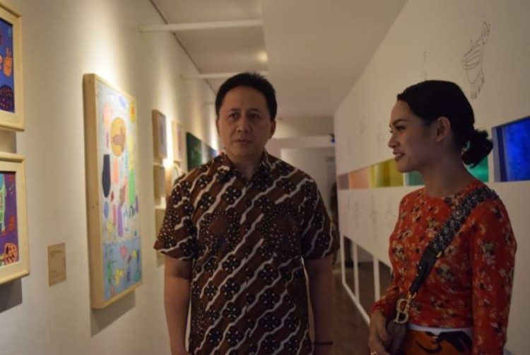 Triawan Munaf Dan Andien Ketika Melihat Lihat Karya Karya Dari Anak Anak 180828224535 889