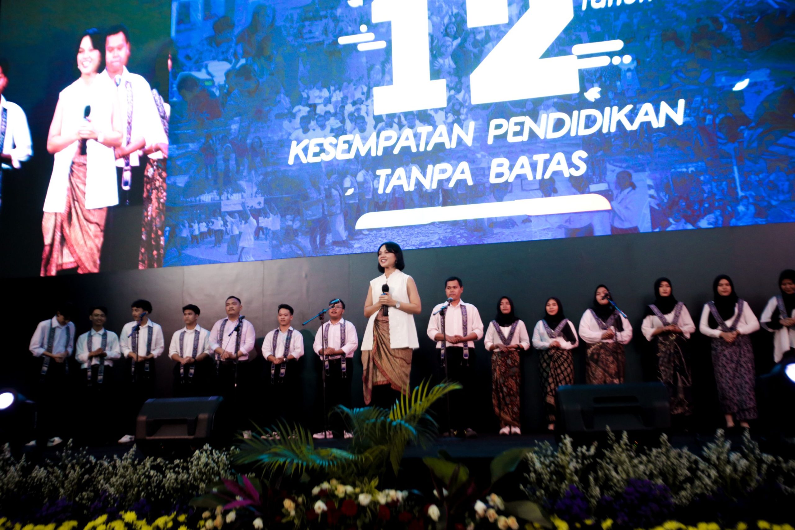 Andien Aisyah Bernyanyi Bersama Wisudawan Yayasan Nara Kreatif