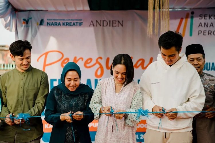 Penyanyi Andien Aisyah berkolaborasi dengan Yayasan Nara Kreatif pada Kamis 6 April meresmikan Sekolah Anak Percaya di kampung pemulung di Kelurahan Joglo, Jakarta Barat