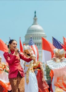 Andien Aisyah Mengenakan Kebaya Janggan Merah