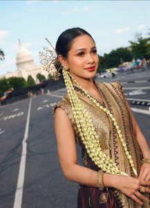 Andien Aisyah Menyesuaikan Dengan Palet Gaun Nuansa Merah
