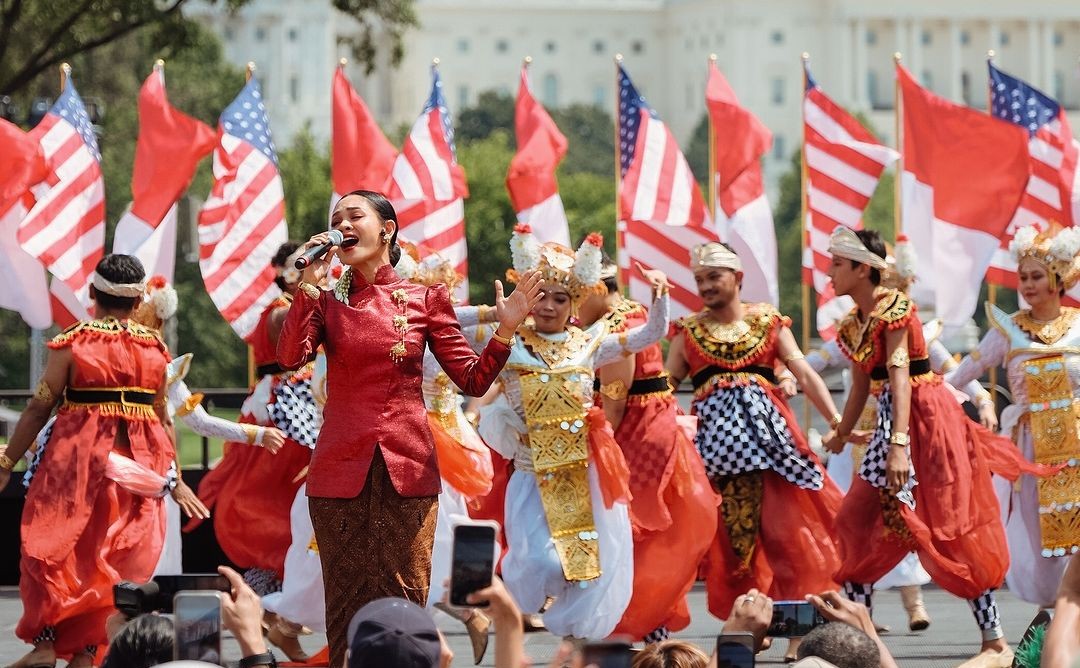 Penampilan Andien Nyanyi Di Amerika Serikat, Anggun Berkebaya Janggan