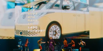 Andien Meriahkan Momen Ikonik Handover Vw Id.buzz Ke Konsumen Indonesia