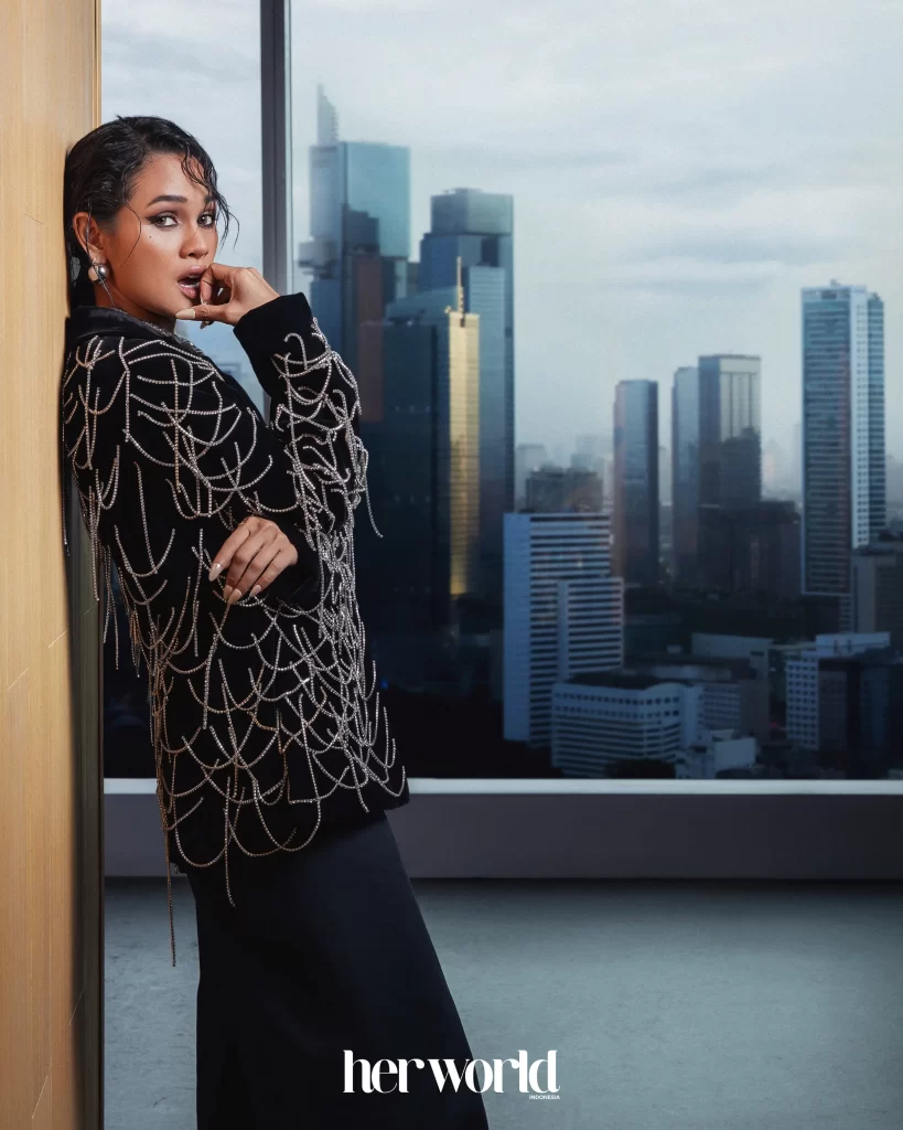 Andien Blazer Dengan Detail Fringe Swarovski & Gaun, Howard Laurent.