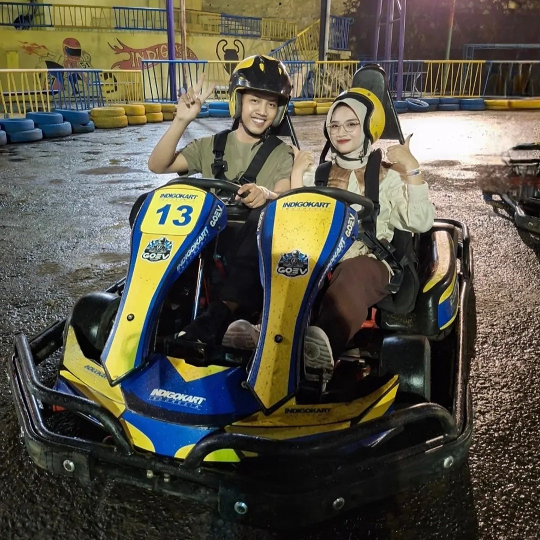 Bermain Gokart Dengan Pasangan