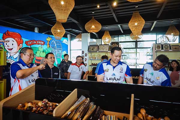 Sby Dan Ahy Mengunjungi Pusat Oleh Oleh Buah Tangan