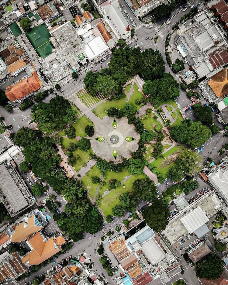 Foto Oleh @theblessedbona | Alun-alun Merdeka Malang | Buah Tangan