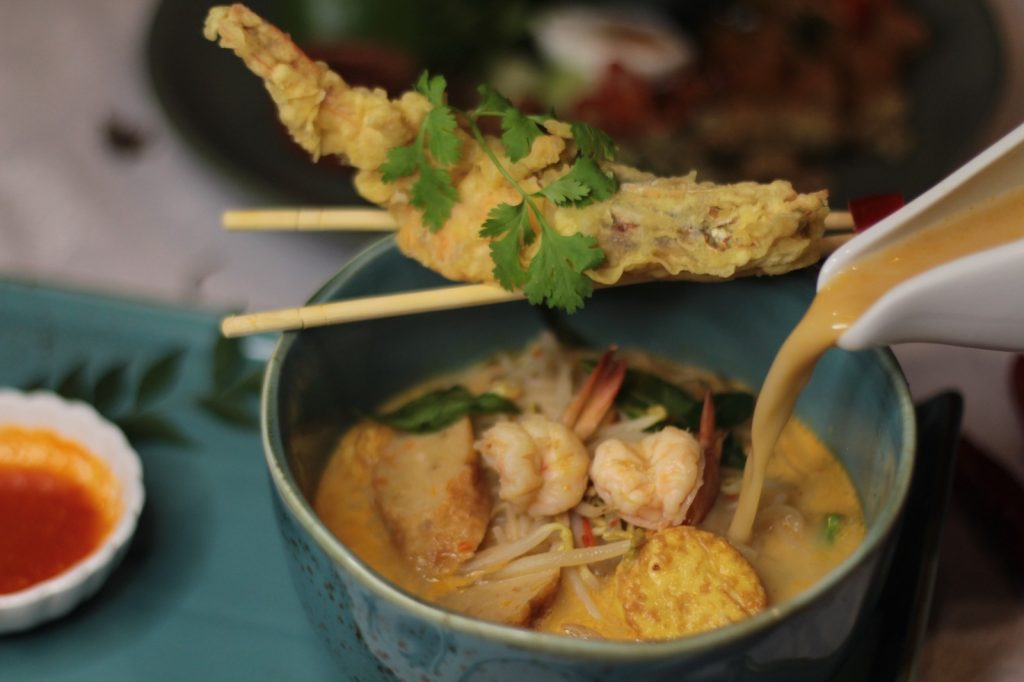 Penang Laksa Noodle Soup Menyuguhkan Laksa Ikan Khas Penang Dengan Perpaduan Rasa Pedas Dan Asam Yang Autentik