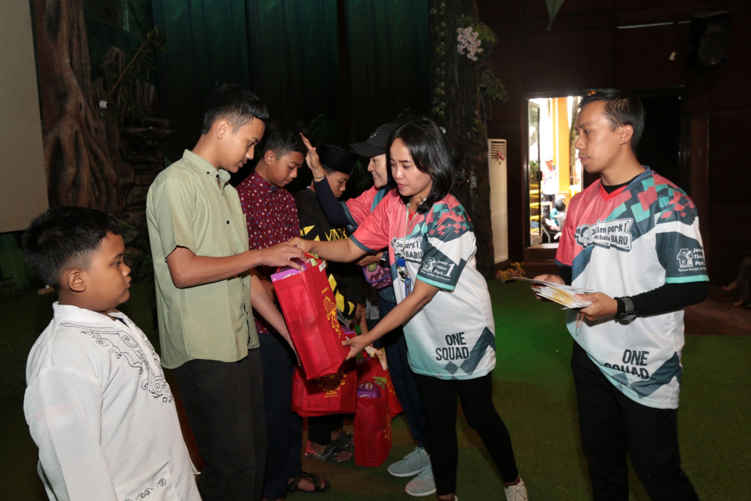 Manajemen Jawa Timur Park 1 Juga Menggelar Kegiatan Charity Berupa Santunan Kepada Anak Yatim