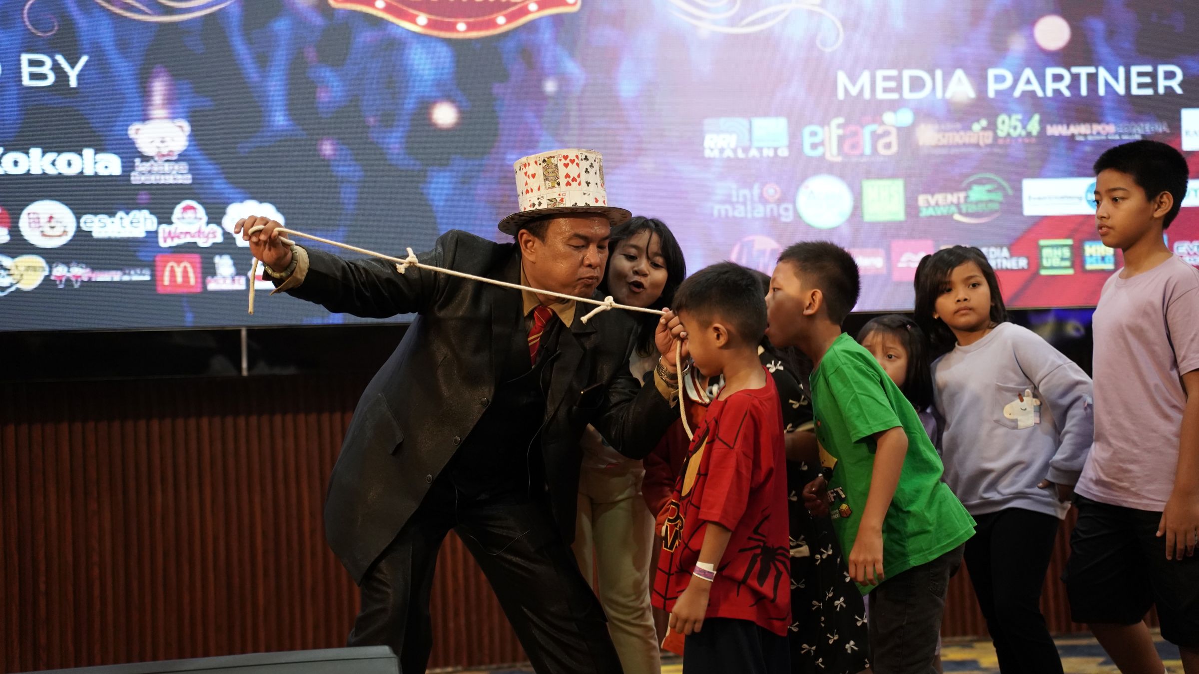 Atrkasi Sulap Bagi Para Pengunjung Di Golden Festival Jawa Timur Park 3