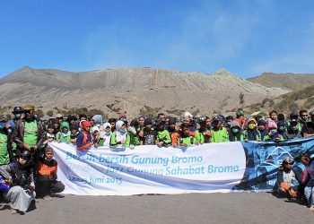Komunitas Sahabat Bromo membersihkan sampah di kawasan Gunung Bromo