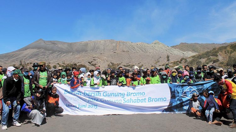 Komunitas Sahabat Bromo membersihkan sampah di kawasan Gunung Bromo