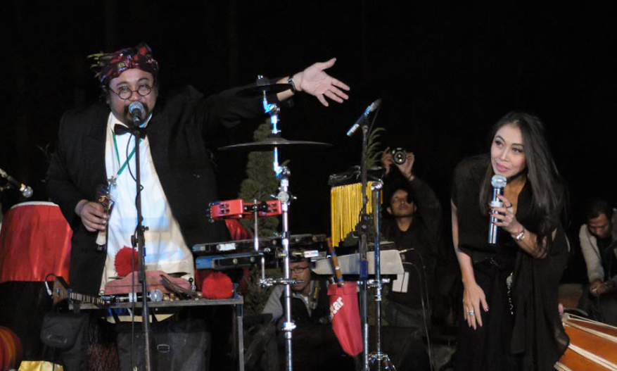 Kua Etnika Dan Trie Utami Membawakan Komposisi Andalan Jaduk Ferianto