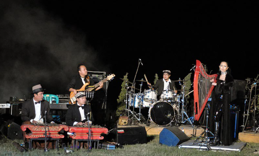 Kua Etnika, Pimpinan Tampil Berkolaborasi Dengan Pembetot Harpa Berparas Cantik, Maya Hasan