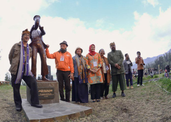 Peluncuran Patung Orang Ngejazz Di Jazz Gunung 2012