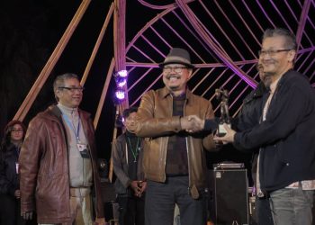 Pemberian Jazz Gunung Award Kepada Bubi Chen Melalui Anak Kandungnya, Howie Chen Yang Diserahkan Oleh Ketiga Founder Jazzgunung Bromo.