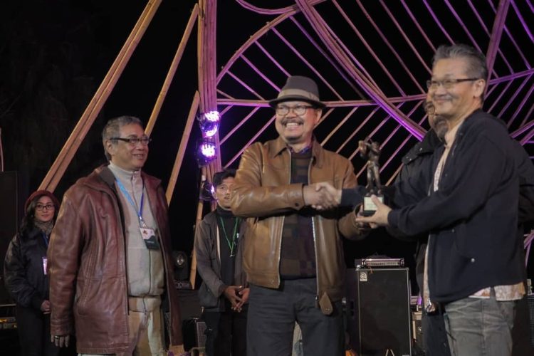 Pemberian Jazz Gunung Award Kepada Bubi Chen Melalui Anak Kandungnya, Howie Chen Yang Diserahkan Oleh Ketiga Founder Jazzgunung Bromo.