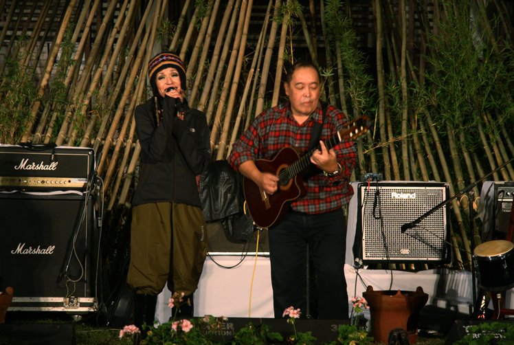 Penampilan Kua Etnika Feat Syahrani Di Jazz Gunung 2010
