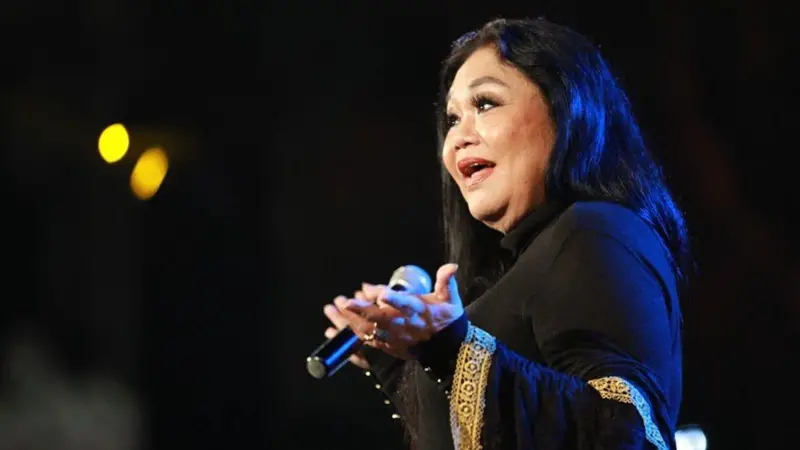 Penyanyi Legendaris Ermy Kullit 'menghangatkan' Pagelaran Jazz Gunung Slamet