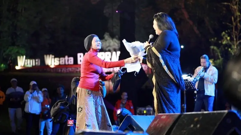 Roshana Memberikan Bunga Kepada Idolanya Ermy Kullit Diacara Jazz Gunung Slamet