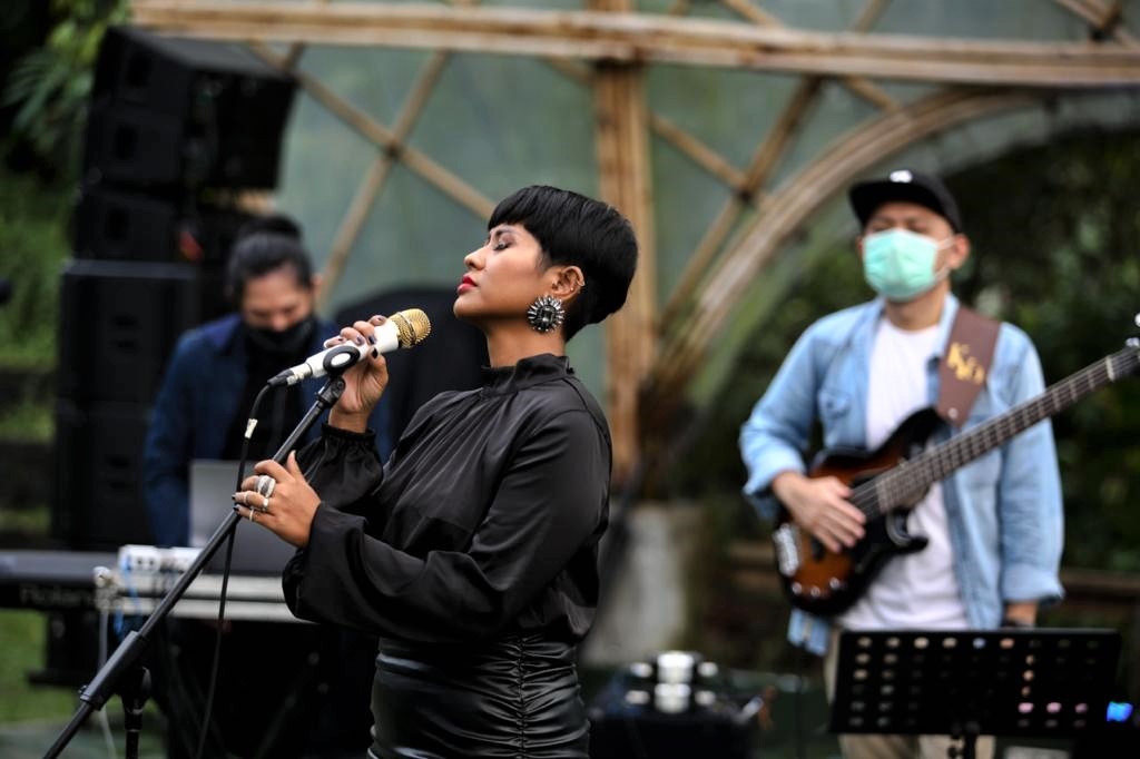 Dira Sugandi Tampil Diiringi Sri Hanuraga Trio
