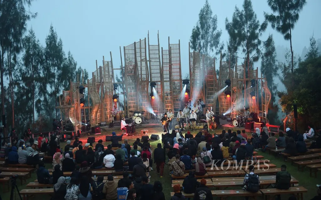 Mus Mujiono Feat Sweetswingnoff Tampil Pada Jazz Gunung Bromo 2023