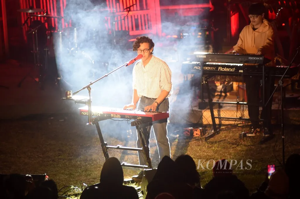 Penampilan Ardhito Pramono Saat Jazz Gunung Bromo 2023