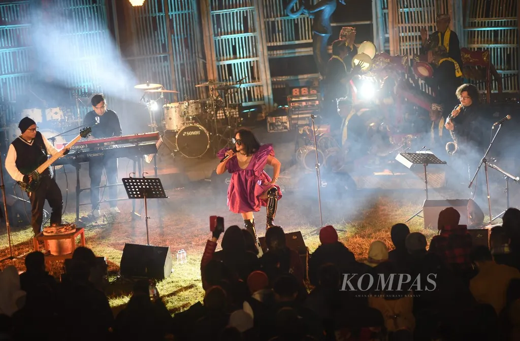 Penampilan Atiek Cb Bersama Blue Fire Project Bintang Indiarto Saat Jazz Gunung Bromo 2023