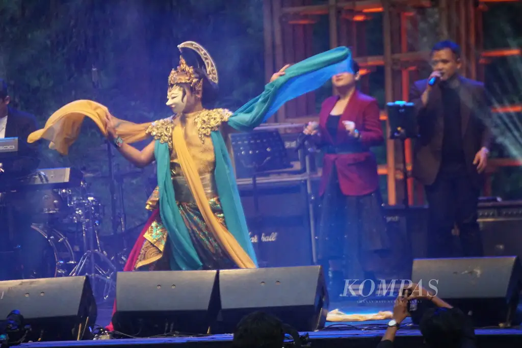 Penari Lengger Lanang, Rianto, Tampil Dalam Pergelaran Qris Jazz Gunung Slamet 2023