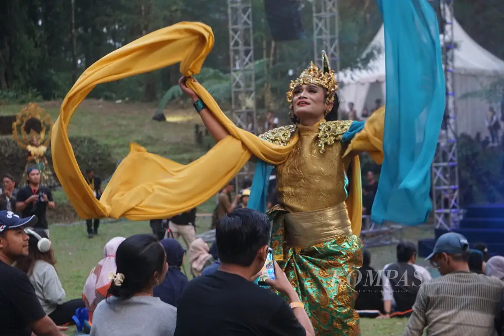 Penari Lengger Lanang Tampil Dalam Pergelaran Qris Jazz Gunung Slamet 2023
