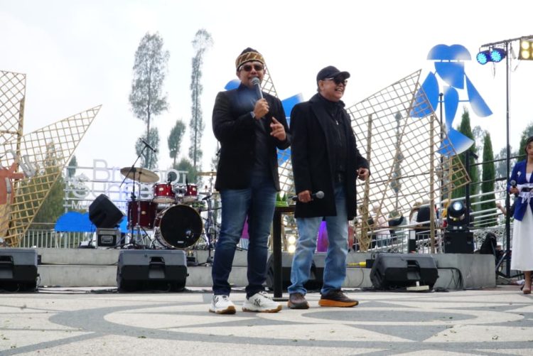 Bupati Probolinggo dr. Mohammad Haris Bersama Founder Jazz Gunung Indonesia Sigit Pramono di Amphiteater Seruni Point Kecamatan Sukapura. (Foto : Prokopim)