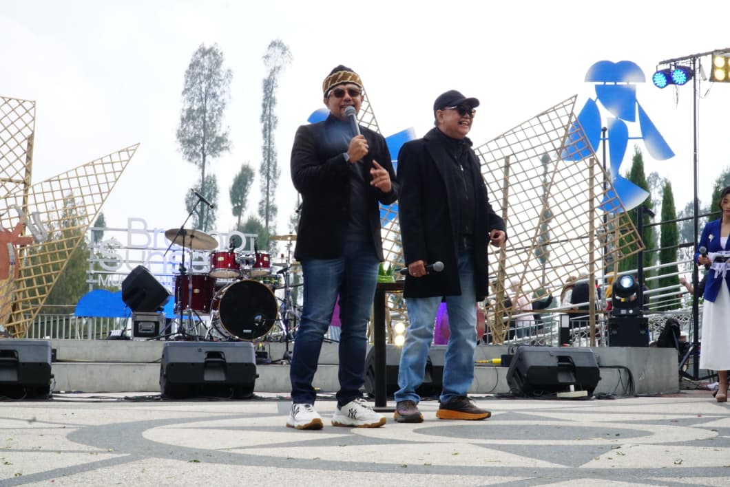 Bupati Probolinggo dr. Mohammad Haris Bersama Founder Jazz Gunung Indonesia Sigit Pramono di Amphiteater Seruni Point Kecamatan Sukapura. (Foto : Prokopim)