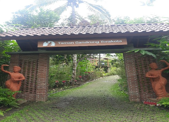 Pintu Gerbang Taman Gandrung Terakota Di Desa Tamansari, Kabupaten Banyuwangi