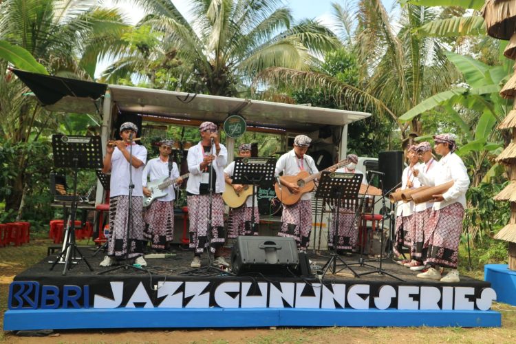 Bri Jazz Gunung Series 3 Ijen Padukan Harmoni Nada Dan Seni Rupa