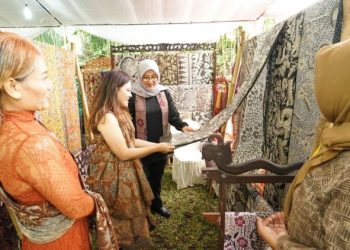 Pembukaan ‘pasar Batik Dilakukan Oleh Bupati Banyuwangi Ipuk Fiestiandani