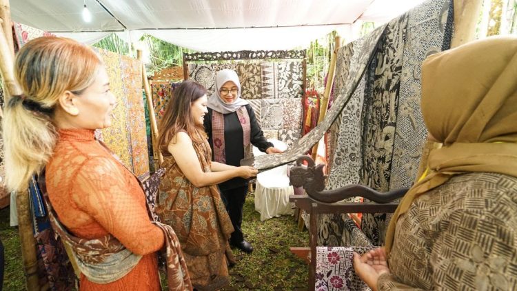 Pembukaan ‘pasar Batik Dilakukan Oleh Bupati Banyuwangi Ipuk Fiestiandani