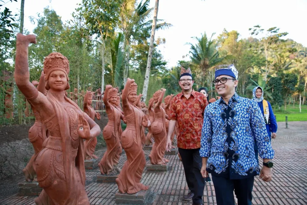 Bupati Banyuwangi Abdullah Azwar Anas (kanan) Didampingi Penggagas Taman Gandrung Terakota Sigit Pramono