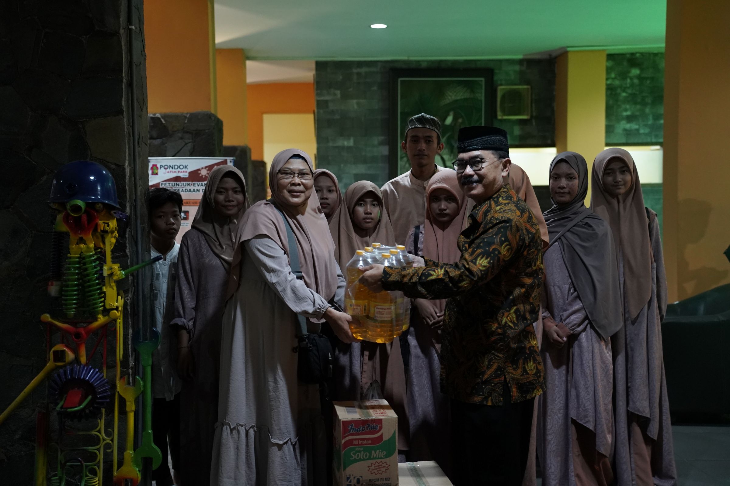 Pembagian Sembako Kepada Para Kerabat Dan Tetangga Sekitar Jawa Timur Park Group