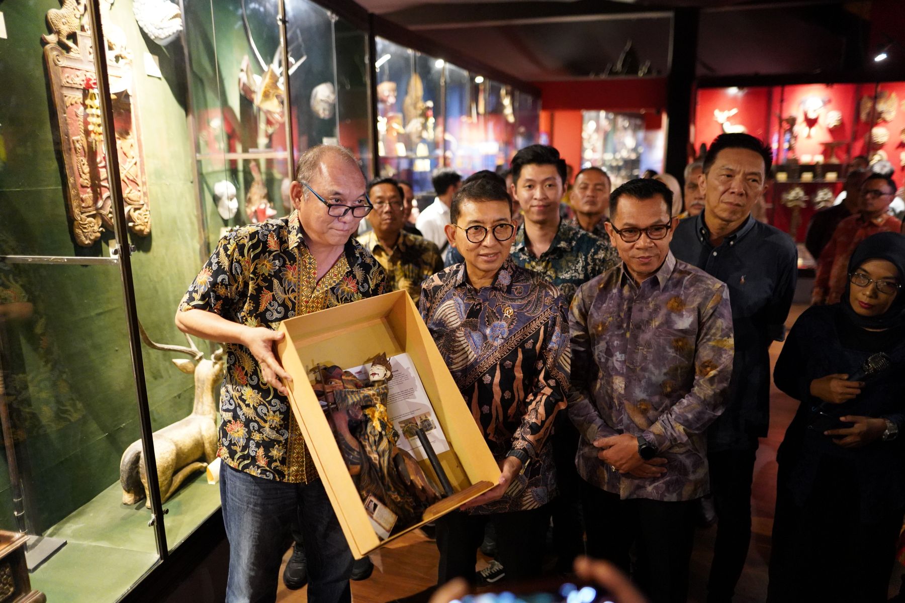 Menteri Kebudayaan Republik Indonesia, Bapak Fadli Zon memberikan bingkisan kepada Indonesia Heritage Museum yaitu “Buku Keris Lombok”