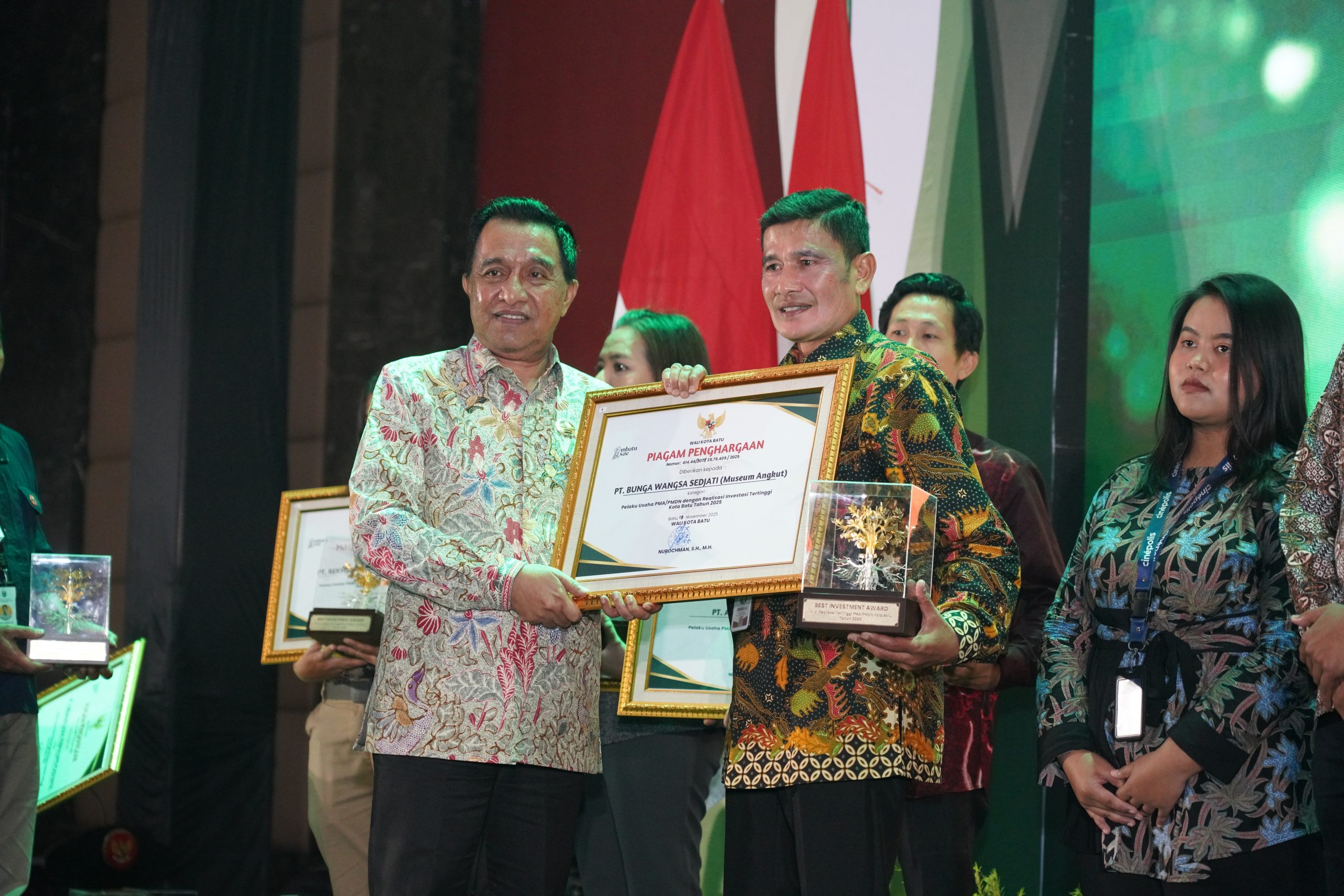 Pt Bunga Wangsa Sedjati (museum Angkut), Jawa Timur Park Group Menerima Penghargaan Nilai Realisasi Investasi Tertinggi Pmapmdn Di Kota Batu Dalam Ajang Batu Investment Award 2025